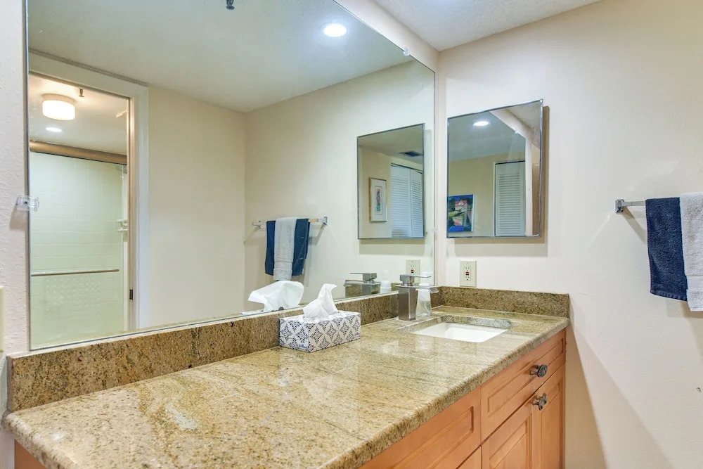 2 Mi to Beach! Bay-view Snowbird Haven in St Pete