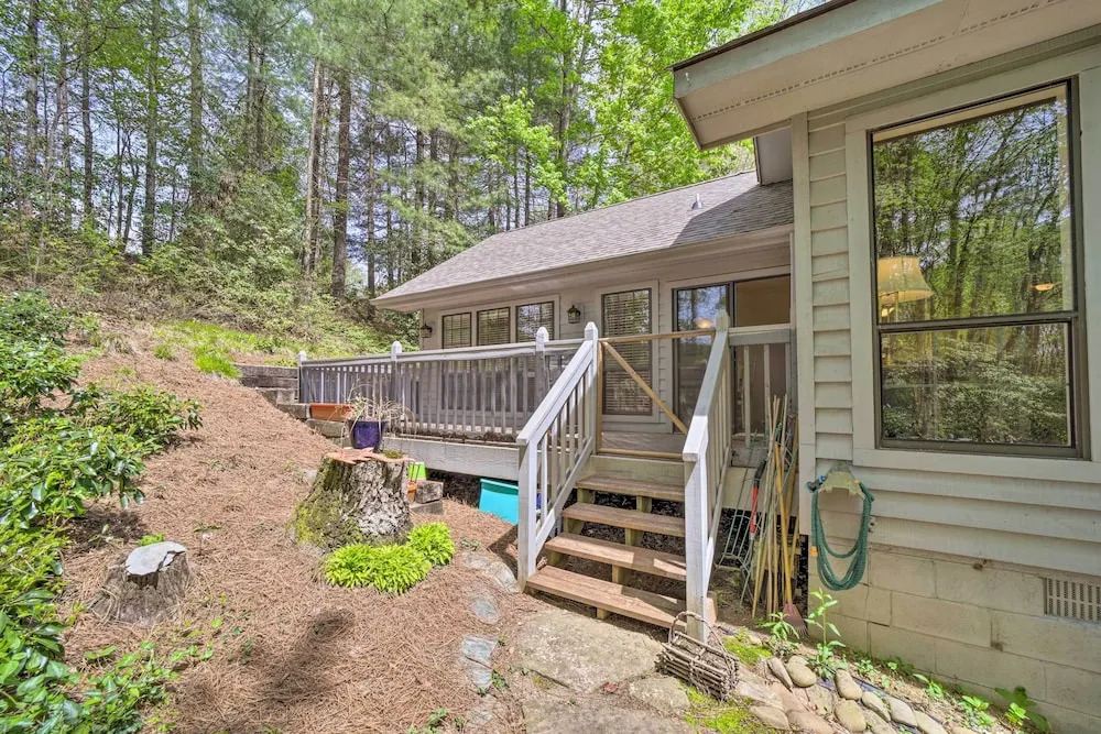 Scenic Sapphire Condo w/ Deck + Gas Grill!
