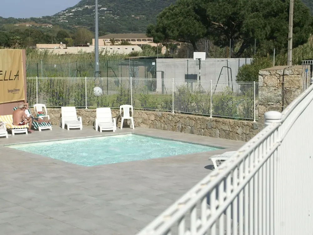 Spacious house, 100m from the beach, swimming pool.