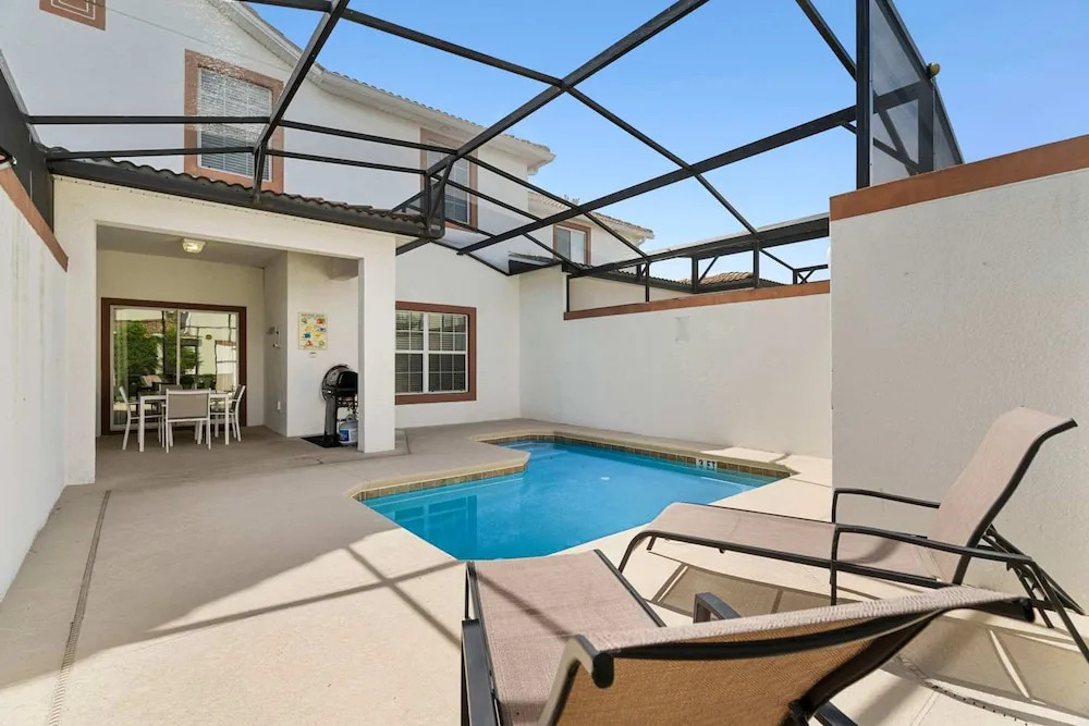 4BR Townhome With Pool at Storey Lake