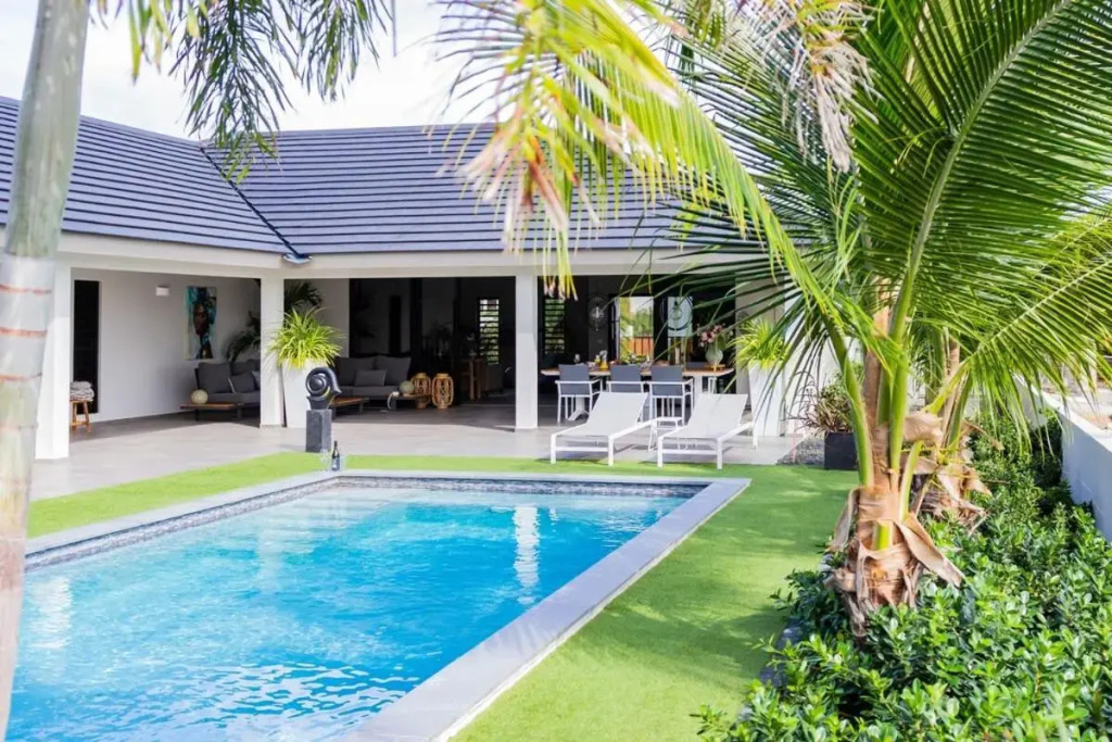 Stylish 3 Bedroom Villa With Ocean Views And Daily Maid Service