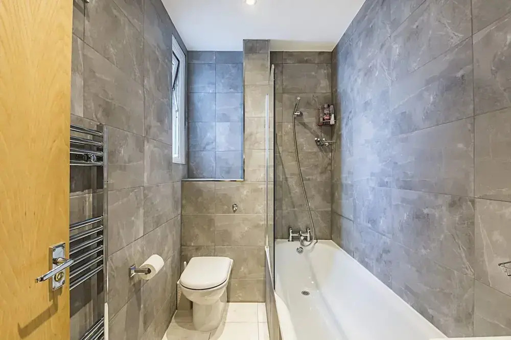 Private Homely Bedroom in Kensington R1