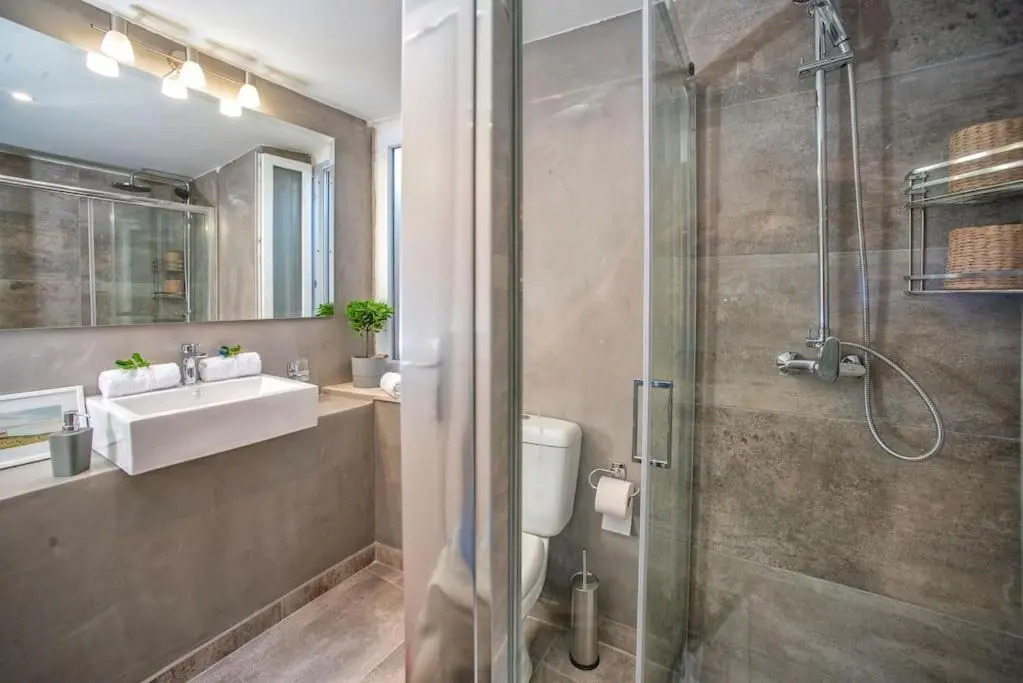 Newly Renovated 1730's Venetian Loft (02) !