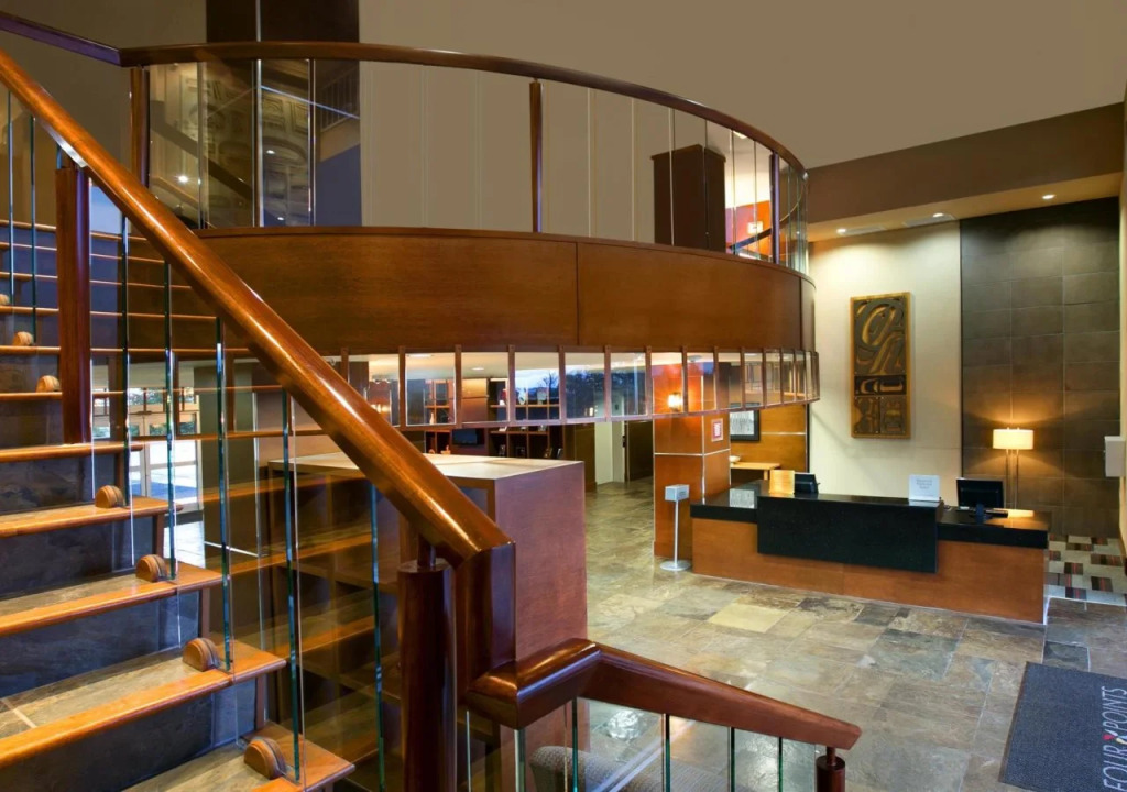 Four Points by Sheraton Victoria Gateway