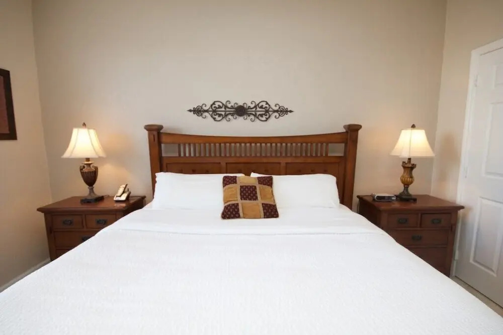 Executive Penthouse 3 Bedroom Condo by RedAwning