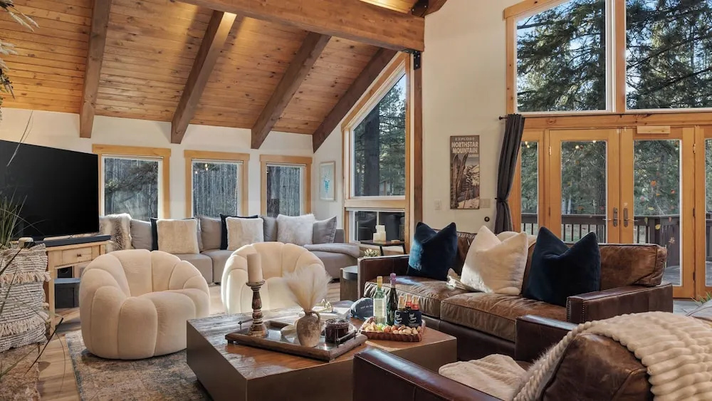 Near Ski Resorts, Downtown Truckee, & Donner Lake Basque Lodge by Avantstay