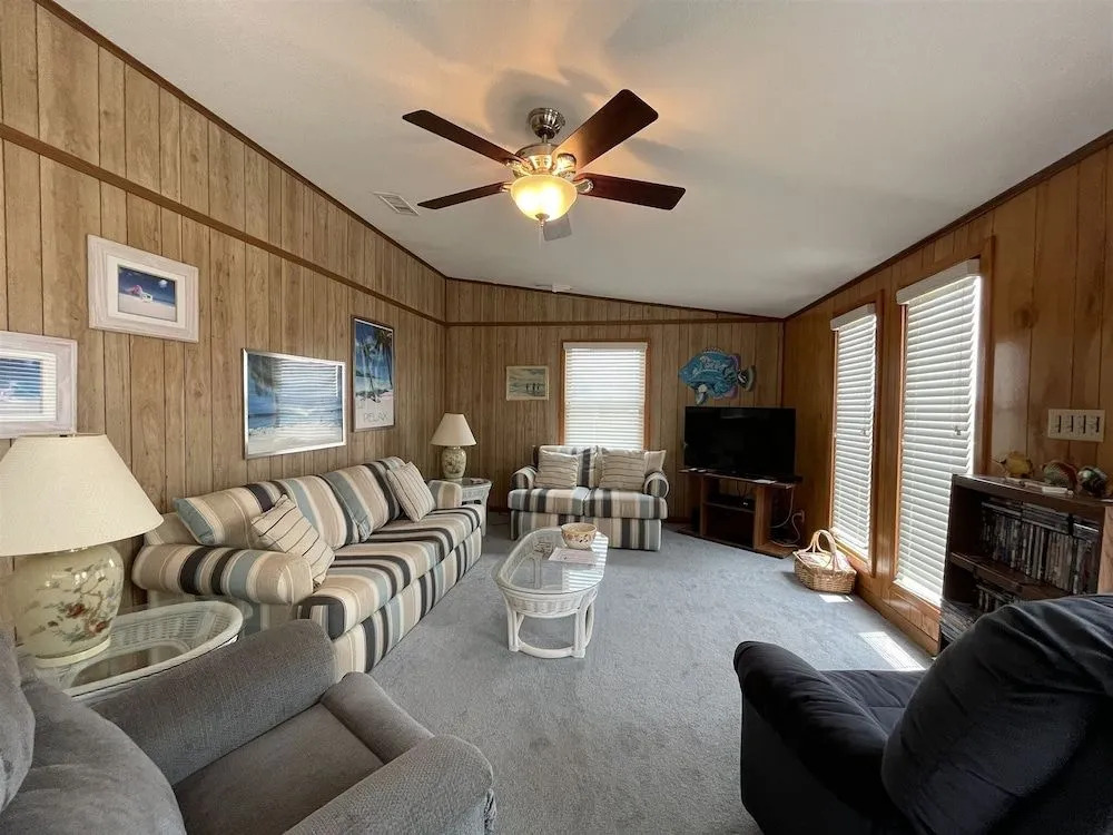 Southern Star 5 Bedroom Cottage by RedAwning