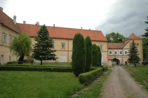 Zámek Castle Račice - Předzámčí Forecastle