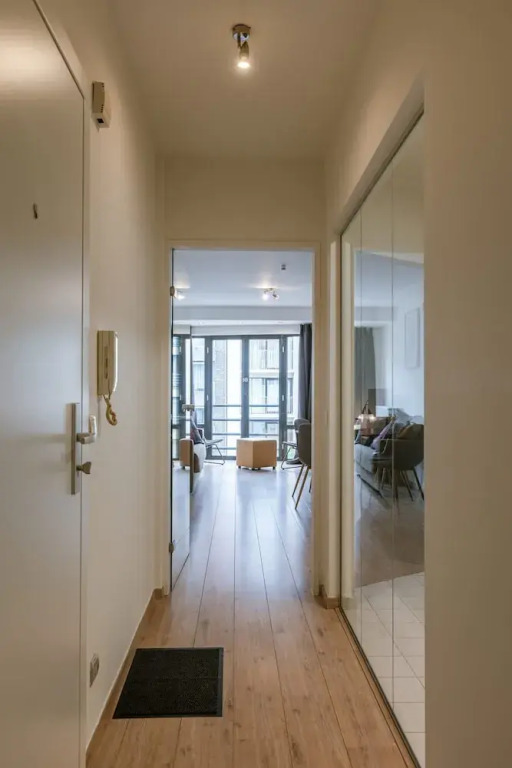 Huswell - Bright Stylish Apartment With Balcony