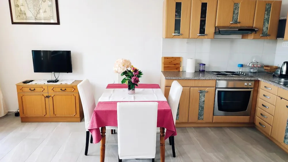 Apartment and Room Bitinada