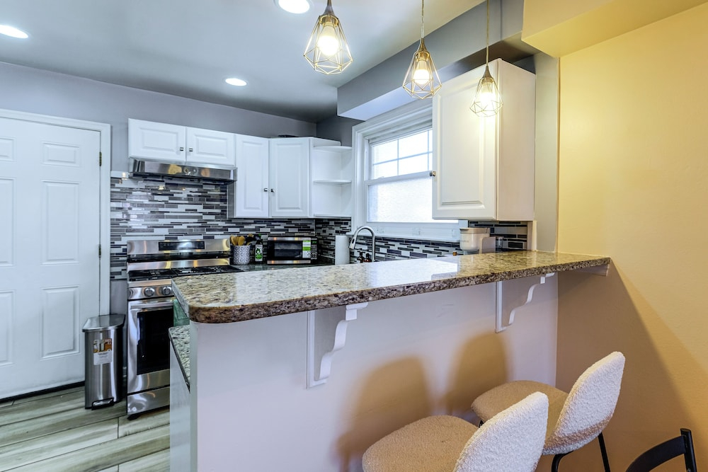 6 Mi to Smithsonian Museums! Convenient Townhome