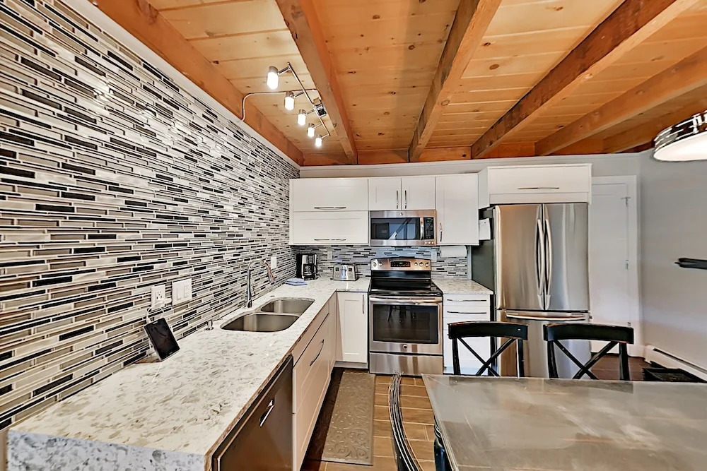 Top-floor Treehouse W/ Pool & Hot Tubs 2 Bedroom Condo