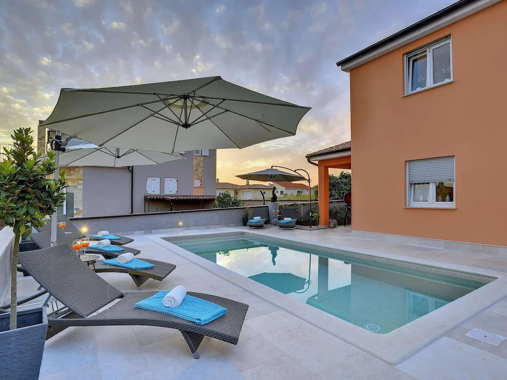 Villa in Pula with Pool & Parasol