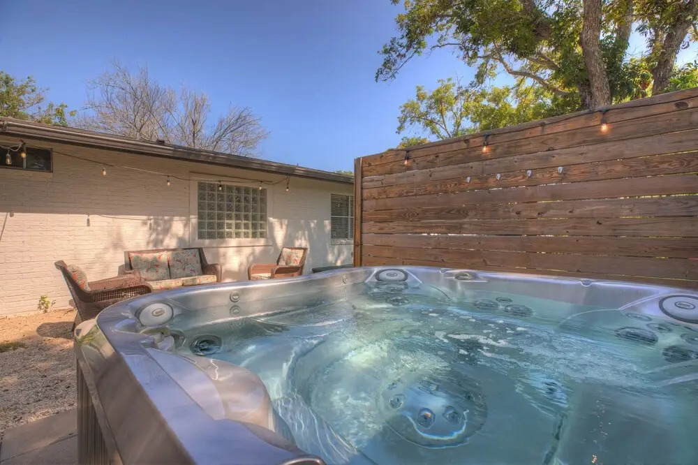 Stylish Home Lrg Yard W/games Grill Hot Tub