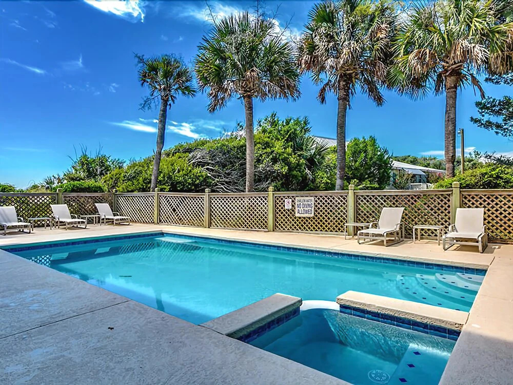 2000 Arthur Oxner 8 Br home by RedAwning