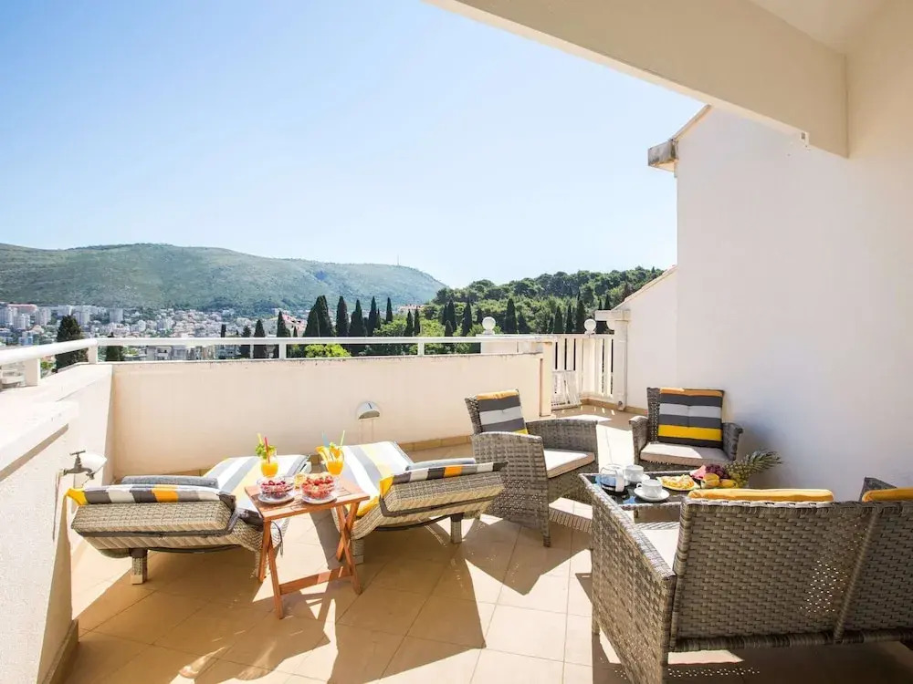 5 Bedroom Holiday Home With Balcony