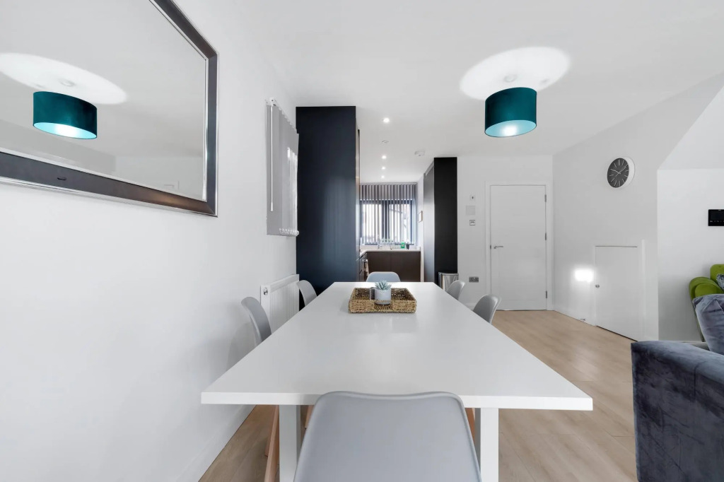 Modern 4 Bedroom House 01 With Parking in Farnham