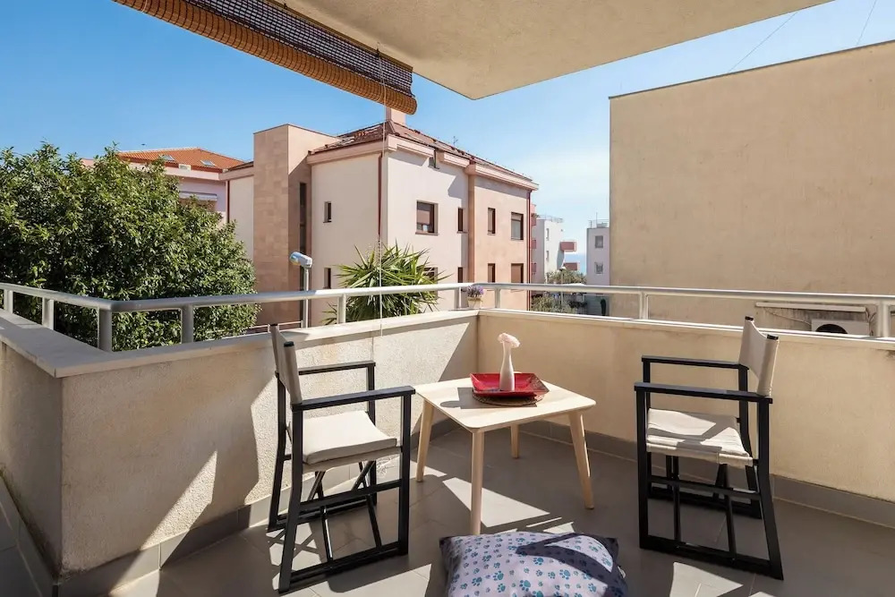 Apartment Zenta with terrace and sea view, 4 min walk to the beach