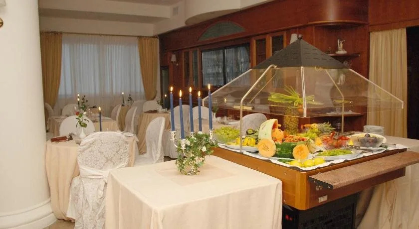 Hotel Trevi Riccione, in centro sul mare con cucina