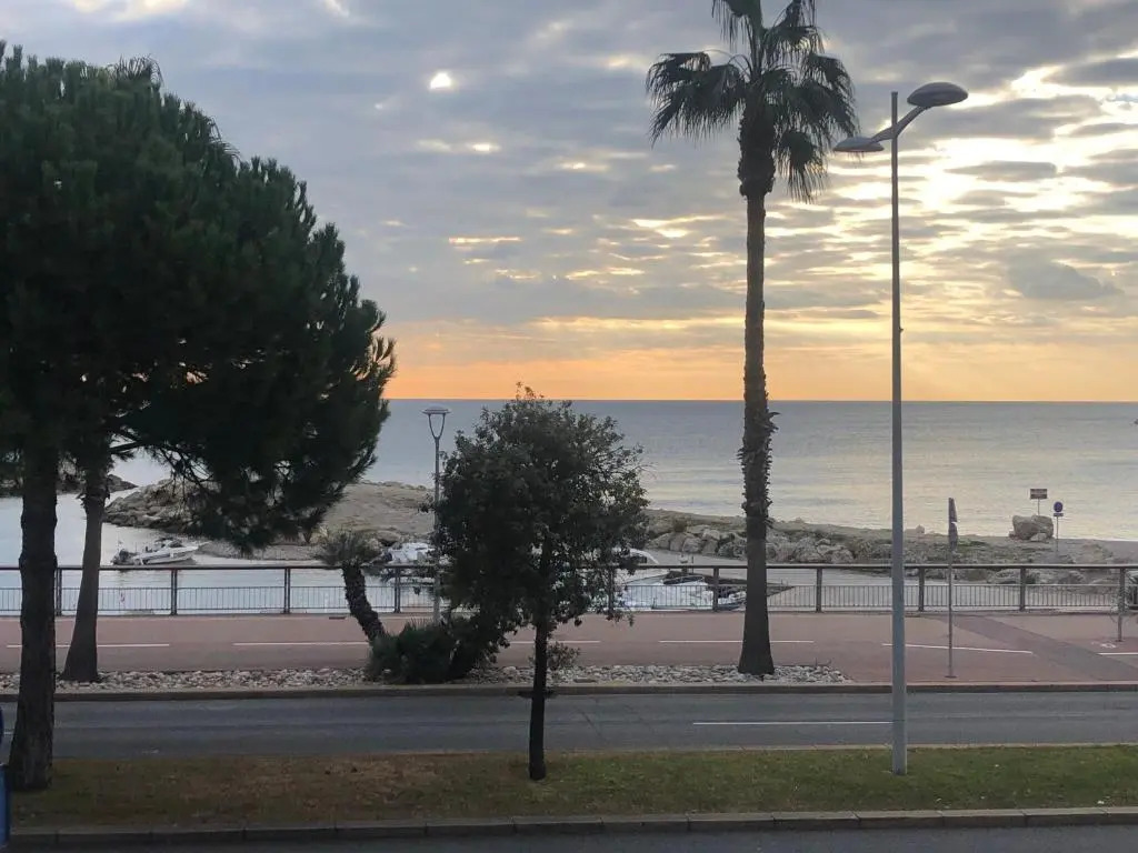Appartement Au bord de la mer, vue plage , piscine, parking
