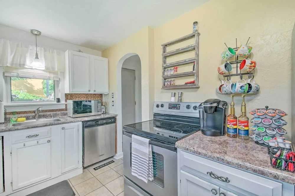 Historic Branson Cottage: 7 Mi to Table Rock Lake!