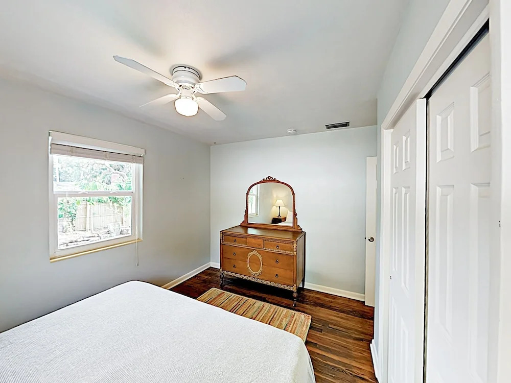 New Listing! Island - Walk To Amphitheatre 2 Bedroom Home