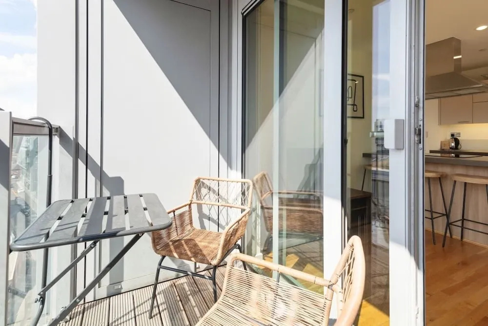 Chic 1 BDR W/balcony in Greenwich, 7mins to st
