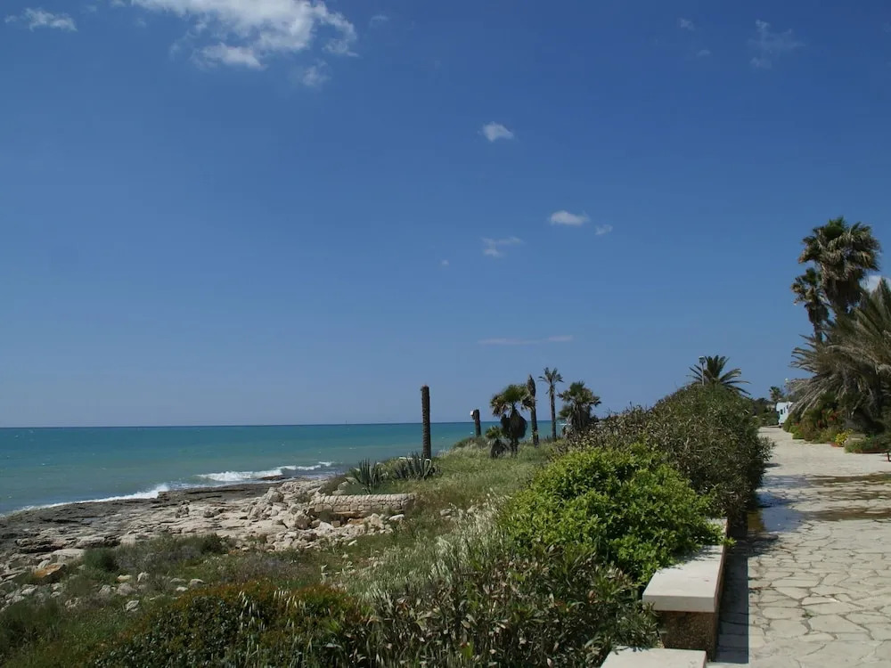 Beautiful Apartment With Outdoor Shower and Beautiful View, Right on the sea