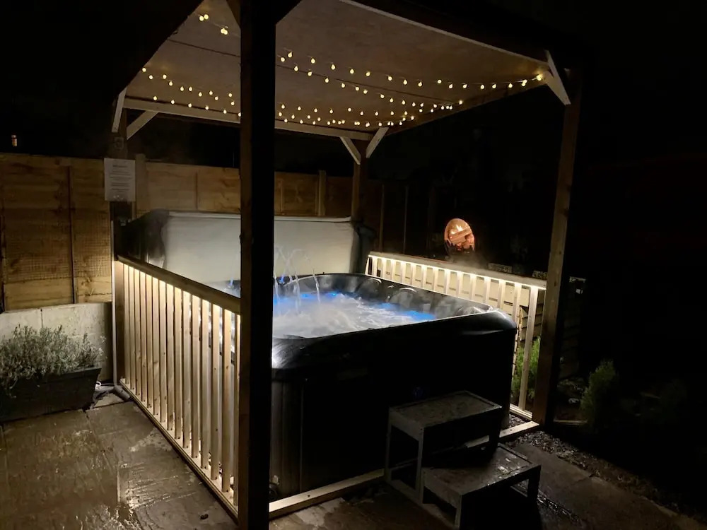 Modern Holiday Home in Bristol with Hot Tub