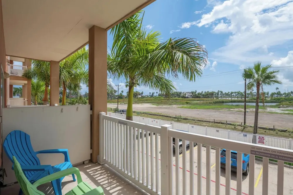 Casual Condo Near Beach w/ Pools, hot tub & Grill!