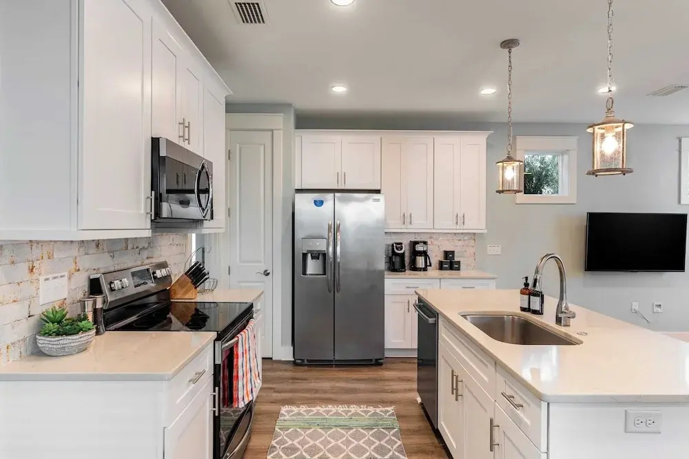 Gulf Coast Gem by Avantstay 3 Blocks to Beach & Town Plaza Community Pool