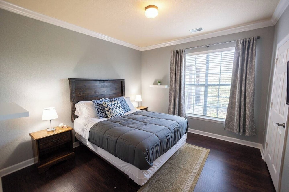 1370 Tuscana LN Davenport, 3bed