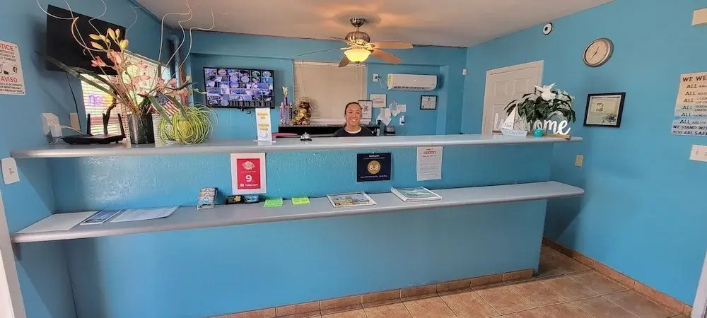 Upper Deck Hotel and Bar