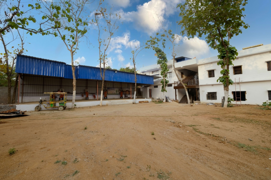 HOTEL SWASTIK "free pick up from station & airport"
