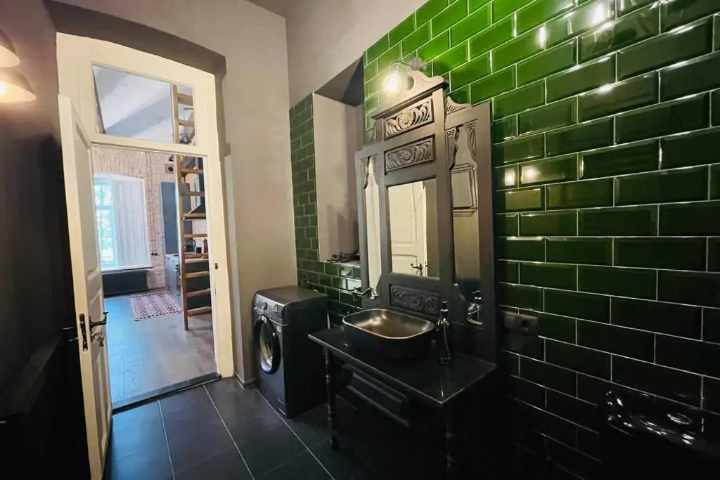 Writer's Loft w/ workspace-get inspired by comfort
