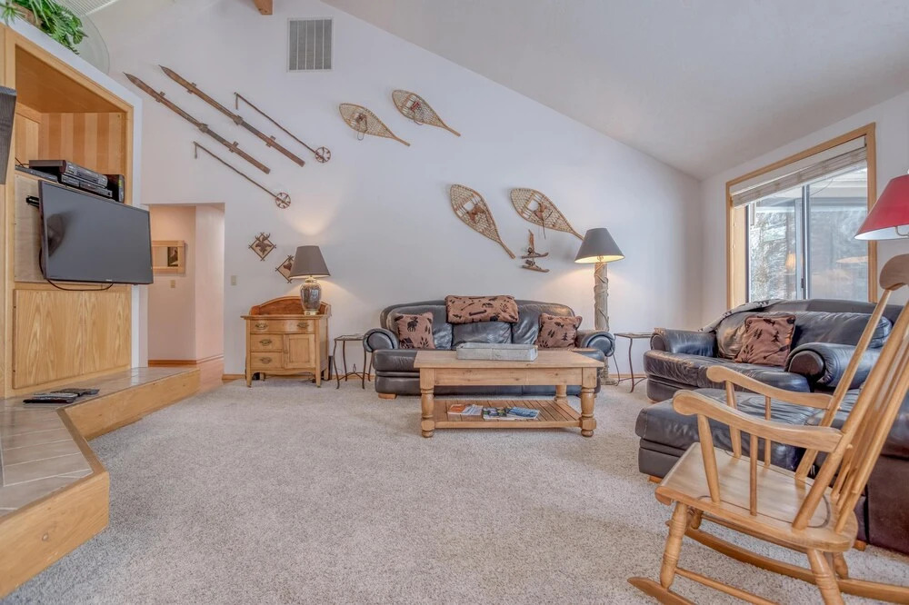 Tranquil Retreat with Outdoor Deck and Gas Fireplace - Inviting Haven