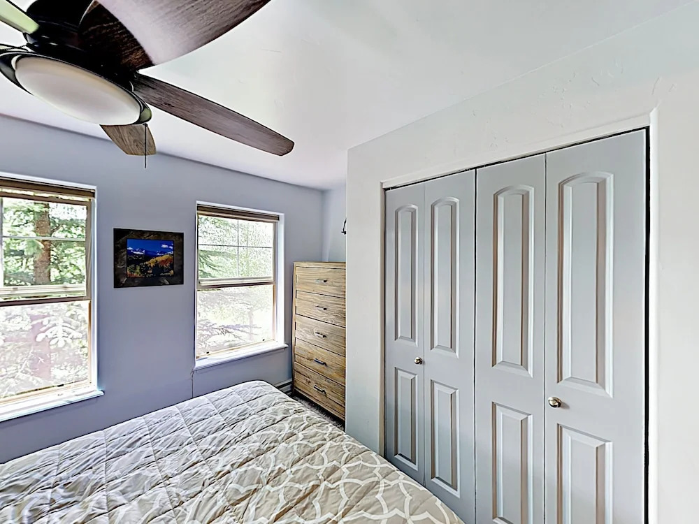 New Listing! Renovated Studio W/ On-site Gondola Studio Bedroom Condo