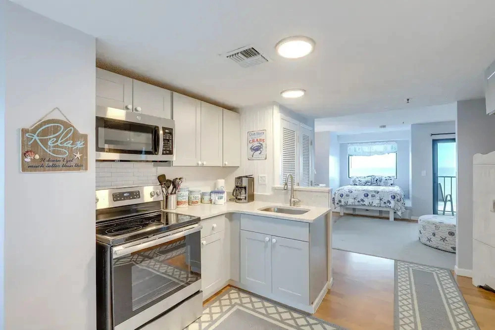 Resort Perks! Spacious Studio w/ Ocean Views