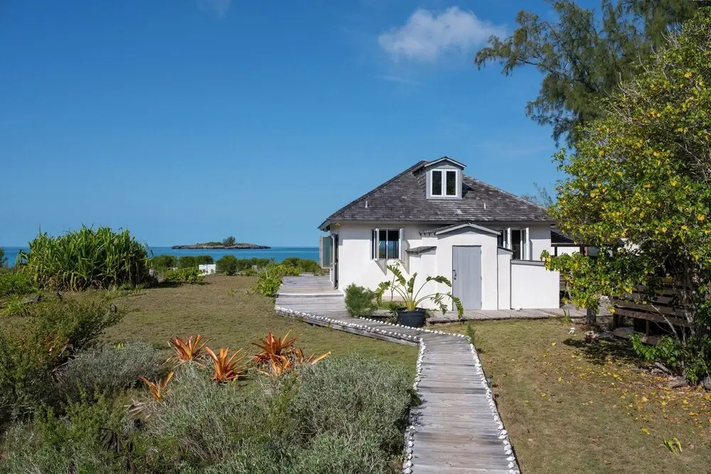 Pink Sands Retreat: Secluded Estate With Pool