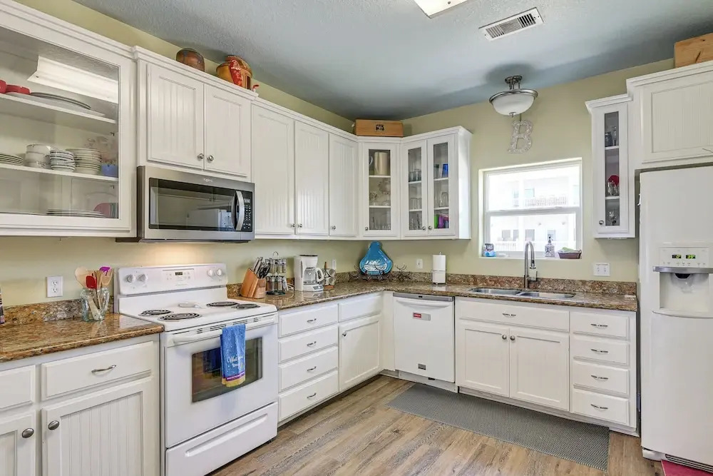 Steps to Crystal Beach! Family & Pet-friendly Home