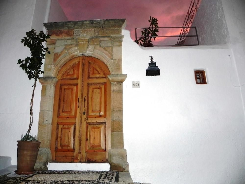 Lindos Esel Suites