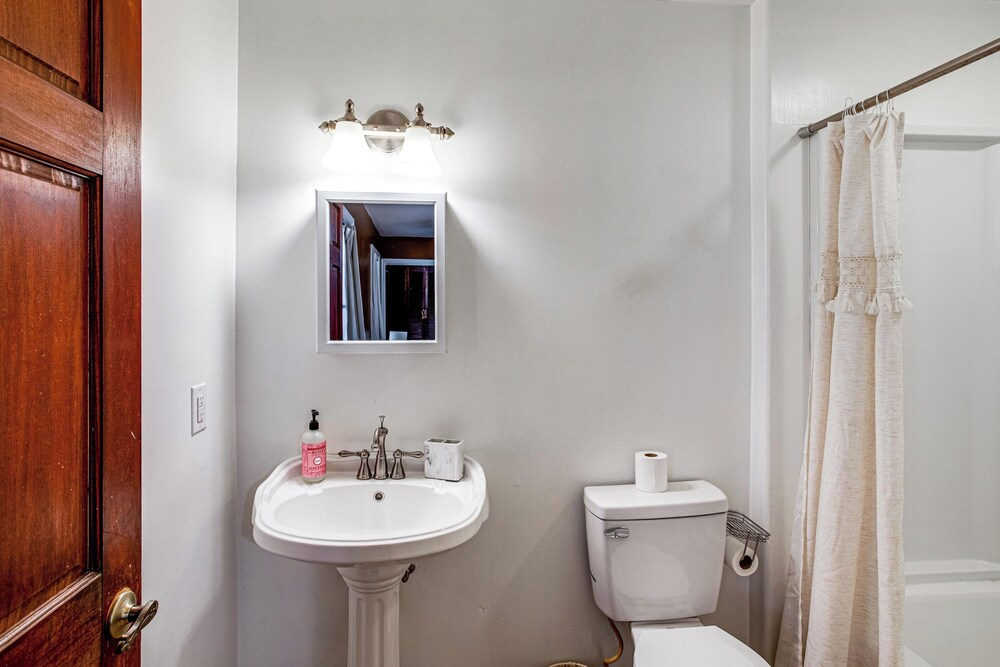 6 Mi to Lake Murray! Pet-friendly Haven w/ Yard