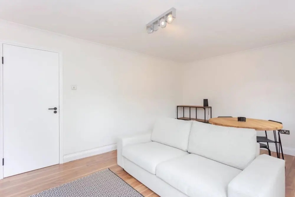 Bright 2 Bedroom House in Stratford With Garden