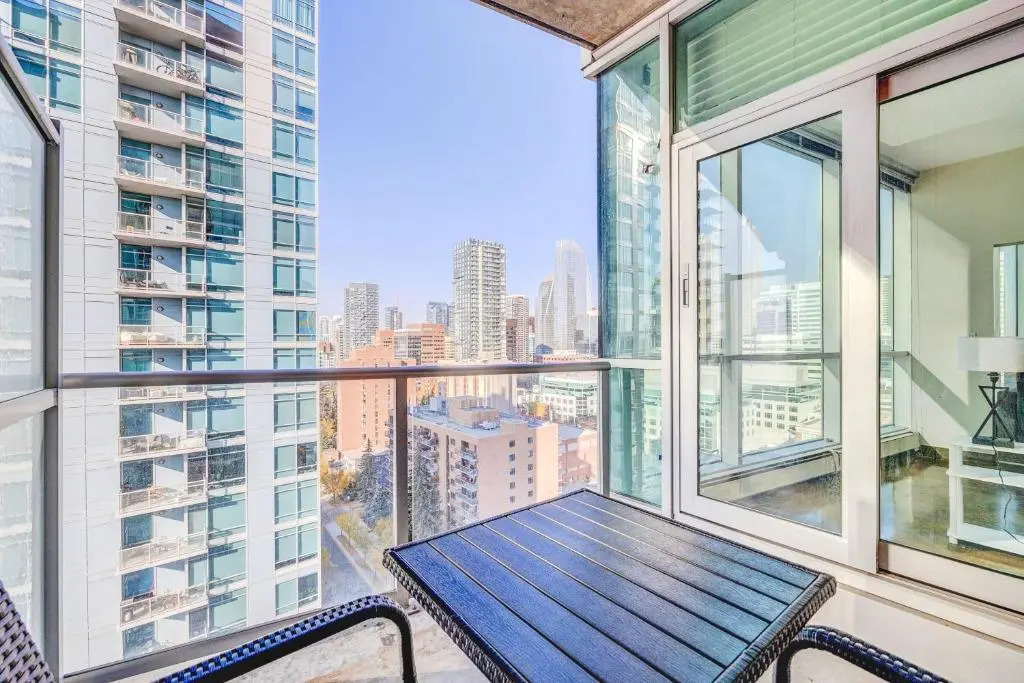 Modern 2BR Apt - DT Calgary w City Views