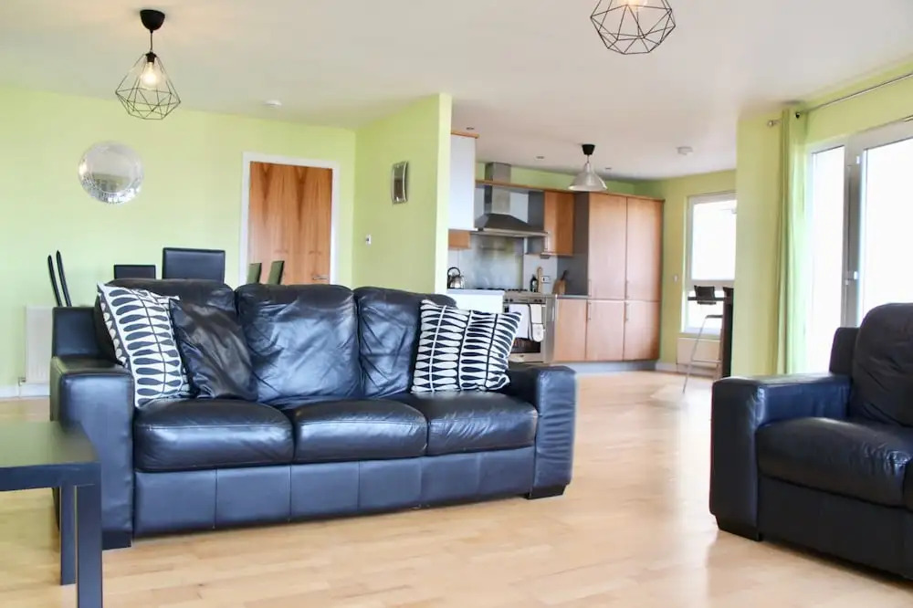 Modern 3 Bedroom Property Near Edinburgh Harbour