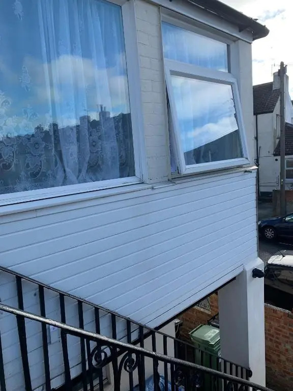 2 Bed 1st Floor Apartment-Own Entrance & Parking