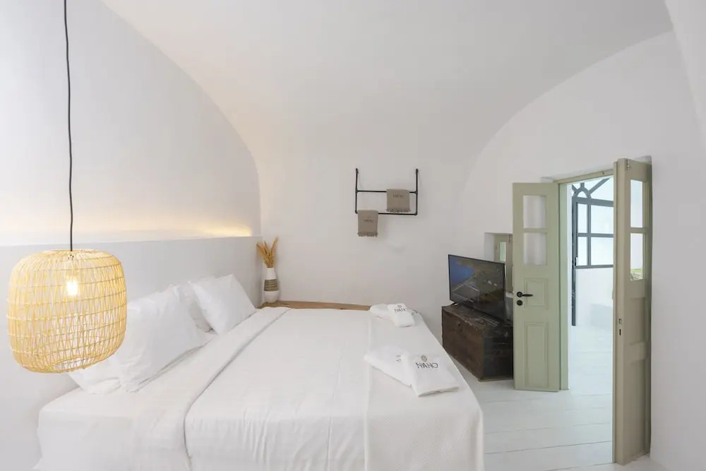 Nano Oia Canaves
