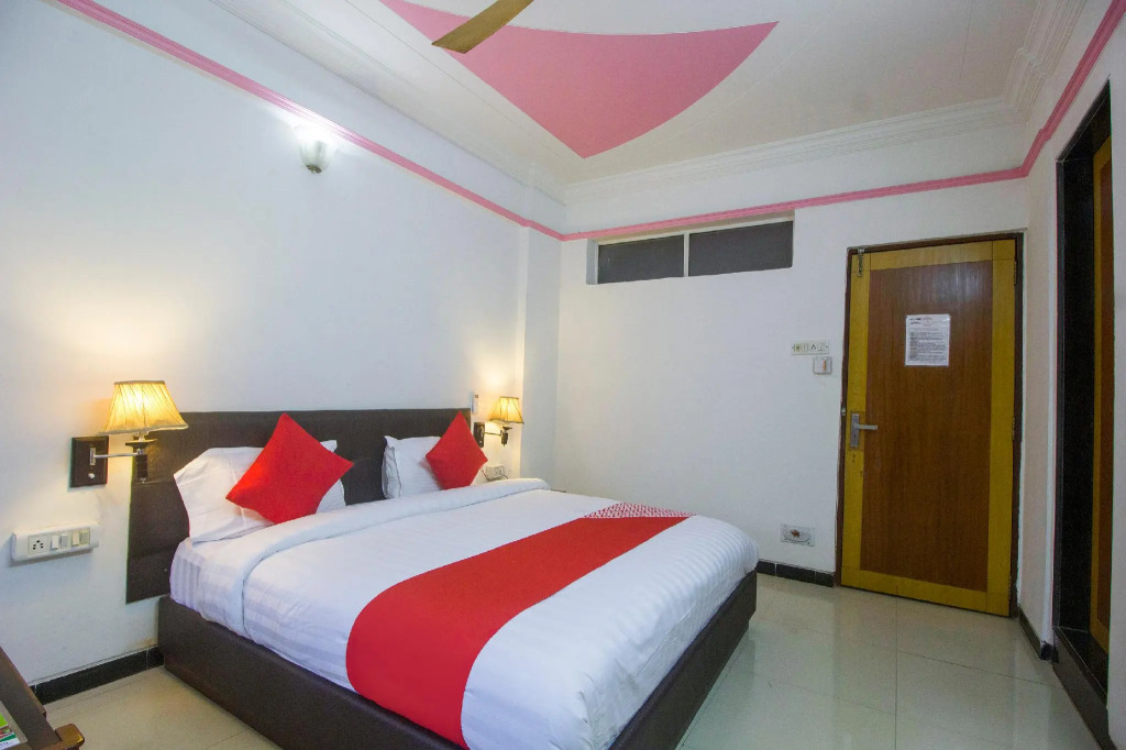 OYO Flagship 14803 Hotel Silver Inn