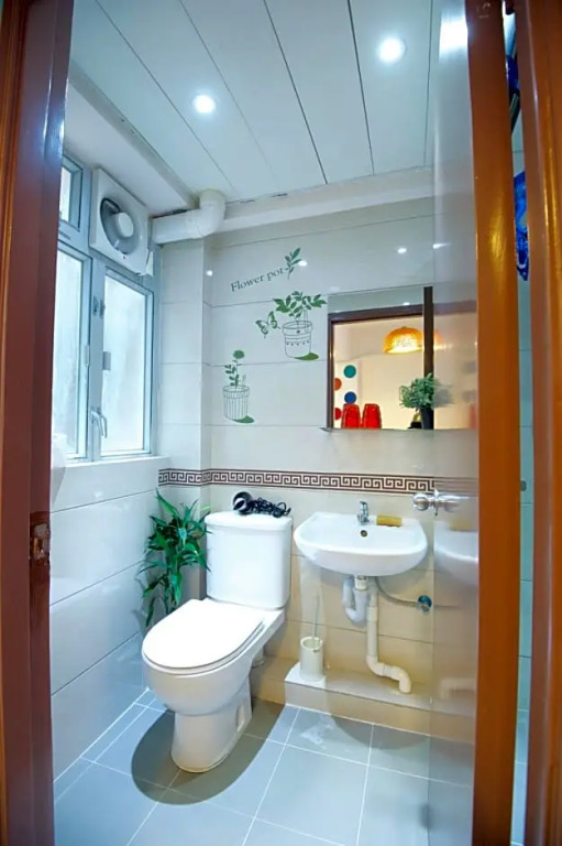 WC Downtown 3-bedroom Apartment MTR Downstairs 14C