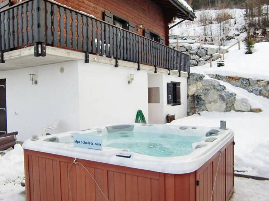 Luxurious Chalet in Riddes with Hot Tub